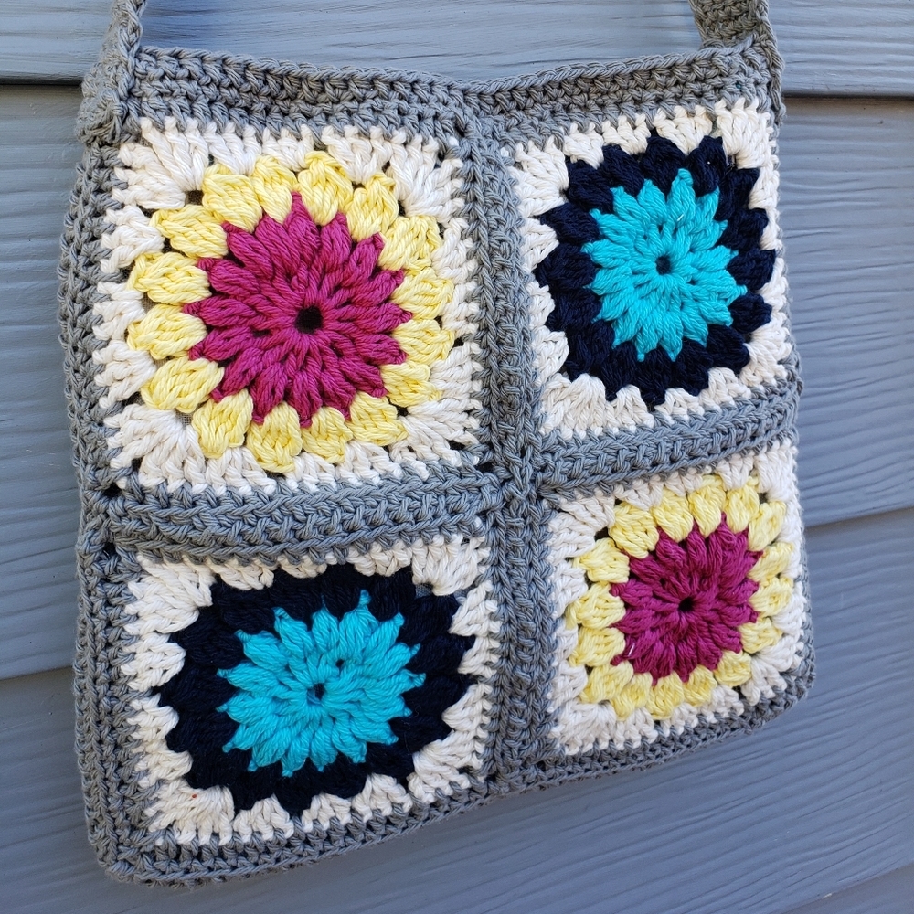 The Morning Glory Crochet Shoulder Bag - Picture 4 of 5